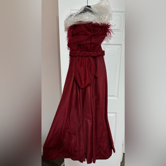 Back is corset. Imported from Europe. Worn once. Has side pockets in the dress. - Picture 5 of 5